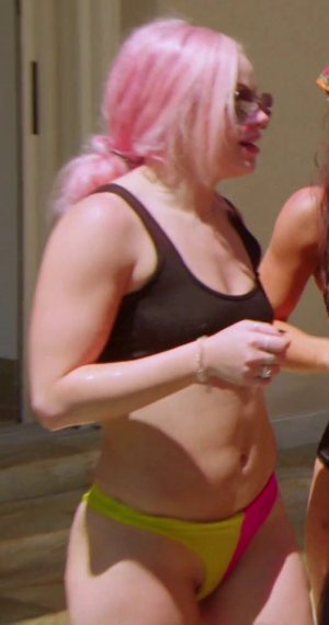 liv nip GB4ac2tb0AAc2G2.jpg