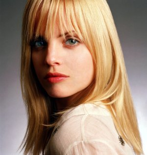 001_women_mena_suvari_portrait_www.huy.com.ua-gthumb-gwdata1200-ghdata1200-gfitdatamax.jpg