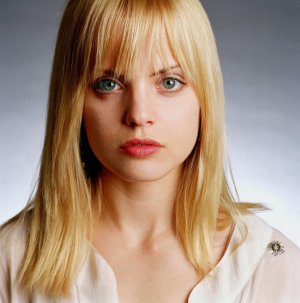 003_women_mena_suvari_portrait_www.huy.com.ua-gthumb-gwdata1200-ghdata1200-gfitdatamax.jpg