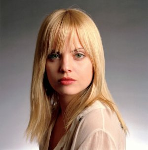004_women_mena_suvari_portrait_www.huy.com.ua-gthumb-gwdata1200-ghdata1200-gfitdatamax.jpg