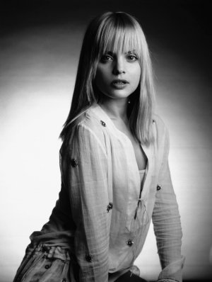 009_women_mena_suvari_portrait_www.huy.com.ua-gthumb-gwdata1200-ghdata1200-gfitdatamax.jpg