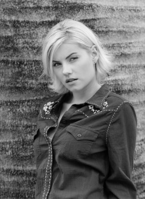 elisha_cuthbert_2003_mitchell_stone_photoshoot_for_instyle_magazine_01.jpg