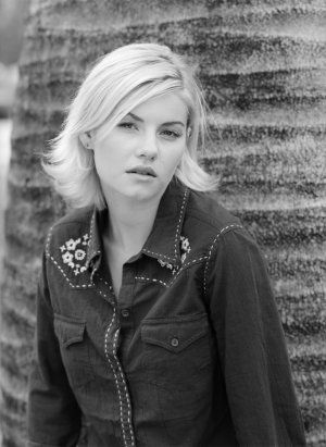 elisha_cuthbert_2003_mitchell_stone_photoshoot_for_instyle_magazine_02.jpg