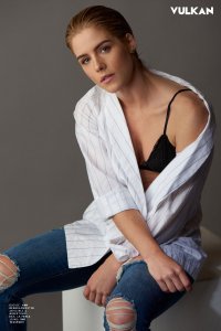 Emily Bett Rickards 6 thefappeningblog.com.jpg