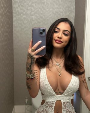 Malu_Trevejo_Cleavage_03-01-2024__3_.jpg