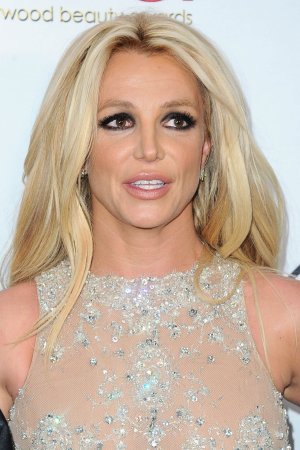 5_-_britney-spears-2018-hollywood-beauty-awards-in-la-3.jpg