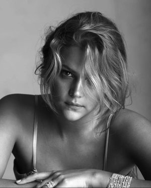 Esti Ginzburg (2).jpg