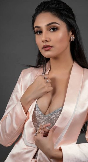 donal-bisht-hot-indian-tv-actress-241.jpg