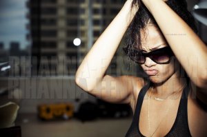 Rihanna Topless Sexy 37-thefappeningblog.com.jpg