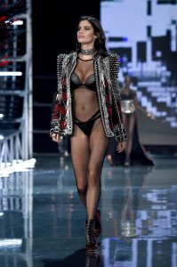 Sara Sampaio Sexy 2-thefappeningblog.com.jpg