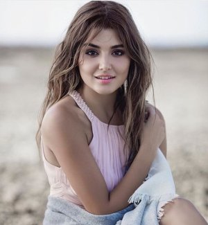 Hande-Ercel-Hot-Gallery- (9).jpg