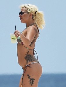 Lady-Gaga-in-Bikini-4.jpg