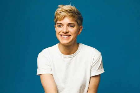 Who-is-Mae-Martin-Partner-gender-height-age-Instagram-wiki.jpg Who-is-Mae-Martin-Partner-gender-height-age-Instagram-wiki.jpg