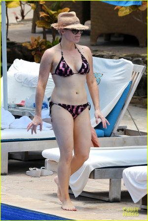 megan-hilty-cuddling-with-shirtless-brian-gallagher-in-hawaii-29.jpg