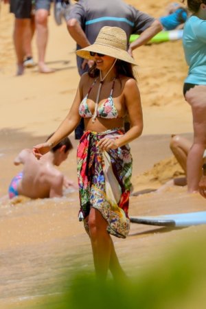 Jessica_Alba_In_Bikini_top_in_Poipi__Kauai_04-01-2024__1_.jpg