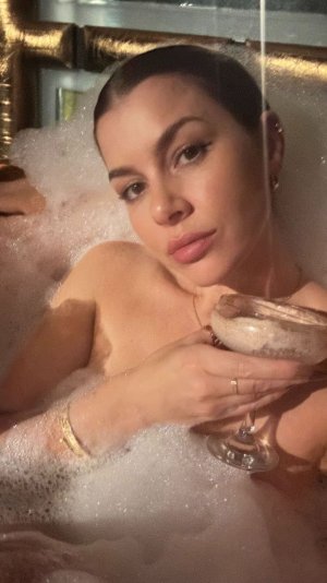 imogen_thomas's instagram 2024-3-30-21.41.642 story.jpg