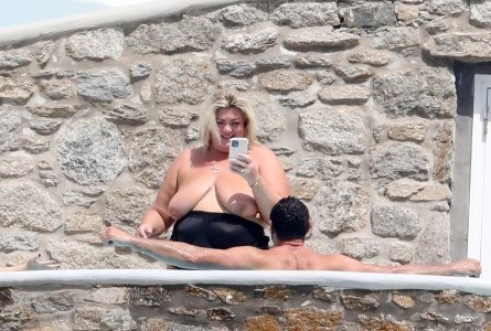 gemma collins - topless aug'22 (5).jpg