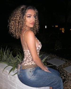 Malu_Trevejo_Cleavage_04-26-2024__7_.jpg