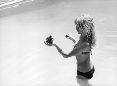 Brigitte Bardot And The Duckling She Adopted On -nt8kyx4jYU1r2bruto1.jpg