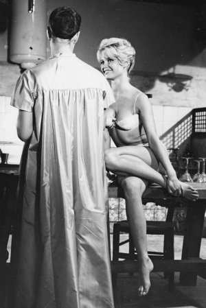 Brigitte Bardot on the set of The Night Heaven Fell, 1958.jpg