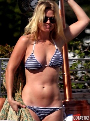 alice-eve-striped-bikini-at-the-pool-in-miami-07-435x580.jpg