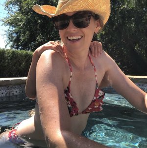 Elizabeth Banks - in a pool 149740002_banks-1.jpg