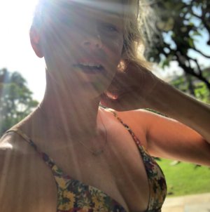 Elizabeth Banks in bikini 14.6.2019 5683174__197904112_.jpg