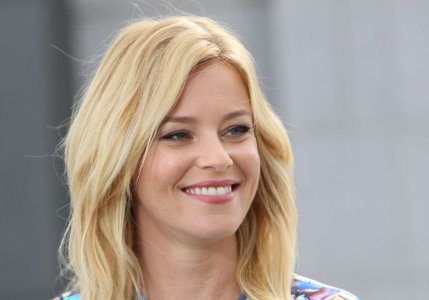 elizabeth-banks-on-the-set-of-extra-in-los-angeles-september-2014_13.jpg