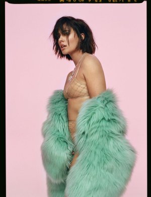 naomi_scott_-_wonderland_mag_summer_2022__8_.jpg