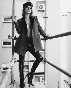 Giovanna Ewbank Topless 3.jpg