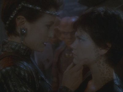 .Nicole.de.Boer&Nana.Visitor-Star.Trek.DS9.7x12.The.Emperor's.New.Cloak-fa3ae3128985946.jpg