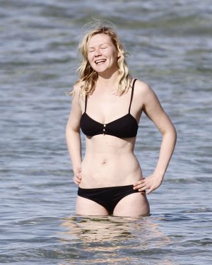 Kirsten-Dunst-in-Black-Bikini-at-the-Beach-on-Hawaii-1.jpg