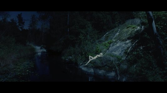 010977697_KirstenDunst_Melancholia_1080p_snapshot_123_257lo.jpg