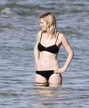 Kirsten-Dunst-in-Black-Bikini-at-the-Beach-on-Hawaii-3.jpg