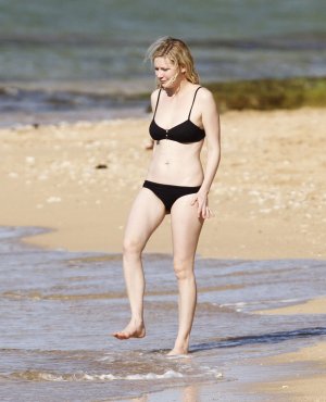 Kirsten-Dunst-in-Black-Bikini-at-the-Beach-on-Hawaii-4.jpg