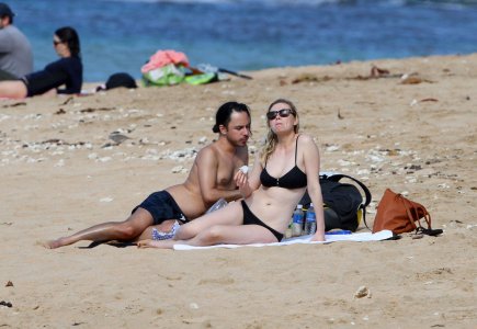 Kirsten-Dunst-in-Black-Bikini-at-the-Beach-on-Hawaii-6.jpg