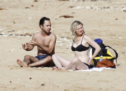 Kirsten-Dunst-in-Black-Bikini-at-the-Beach-on-Hawaii-8.jpg