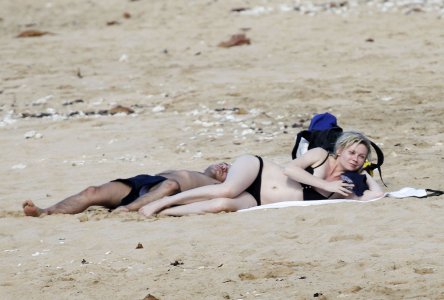 Kirsten-Dunst-in-Black-Bikini-at-the-Beach-on-Hawaii-11.jpg