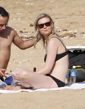 Kirsten-Dunst-in-Black-Bikini-at-the-Beach-on-Hawaii-15.jpg