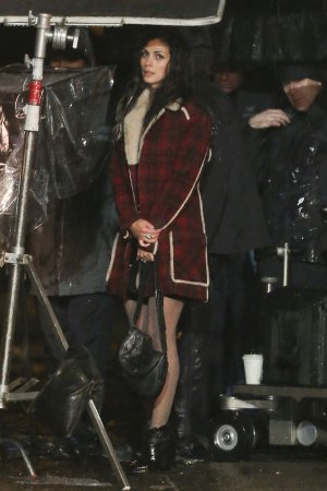 morena-baccarin-on-the-set-of-deadpool-in-vancouver_7.jpg