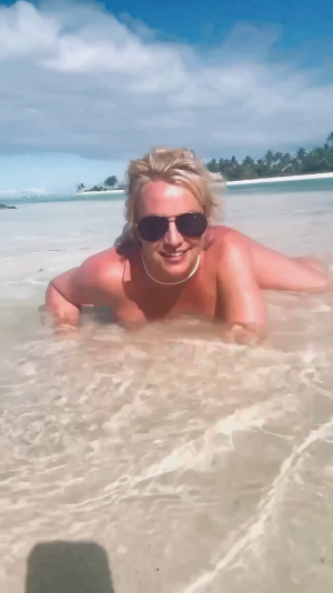 Britney_Spears_-_2024.05.22_-_IG_VID_CAP_-_003.png