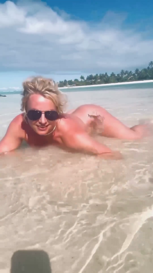 Britney_Spears_-_2024.05.22_-_IG_VID_CAP_-_004.png