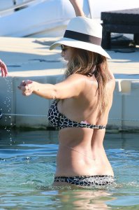 Nicole-Scherzinger-in-Bikini-10.jpg