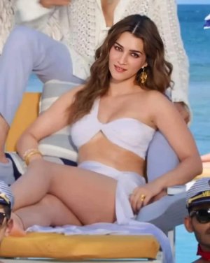 kriti-sanon-hot-v0-nc2iy2jnbiqa1.jpg