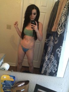 Paige-WWE-New-Leaked-Pics-1-(85910663).jpg