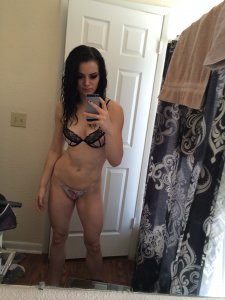 Paige-WWE-New-Leaked-Pics-1-(85910684).jpg