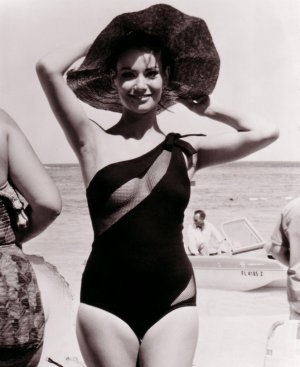 Claudine Auger -2d562dfae46d210e30b2c51106f4c1cd 79a17173.jpg