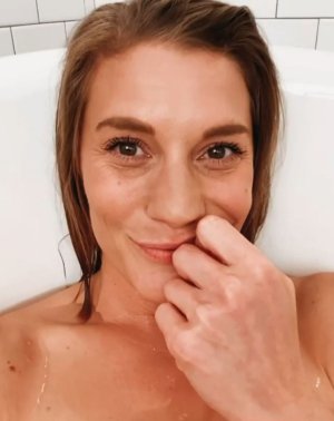 Katee Sackhoff - Eyvl6lpG_o.jpg