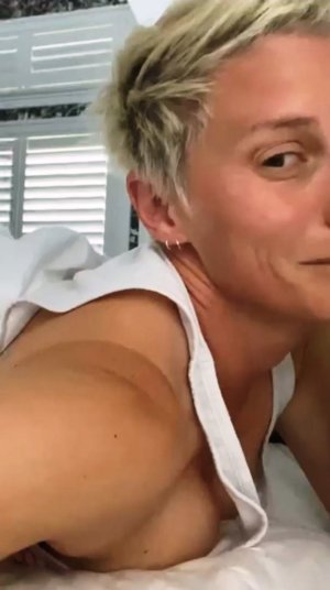 Katee Sackhoff - Selfie Clip FAEUdied_o.jpg