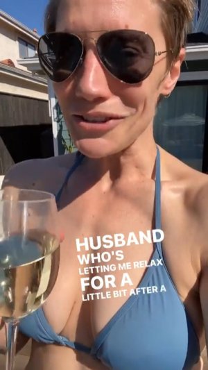Katee Sackhoff - Selfie ClipozSuQ2F6_o.jpg